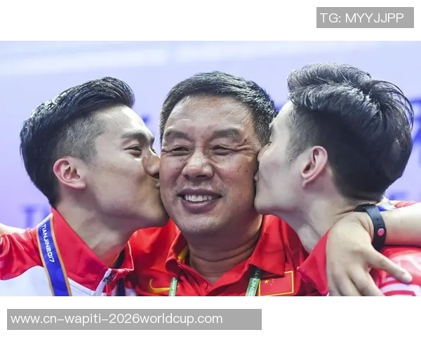 林诗栋笑脸绚烂！现身省队练习与恩师合照，不去冠军赛只为战全运